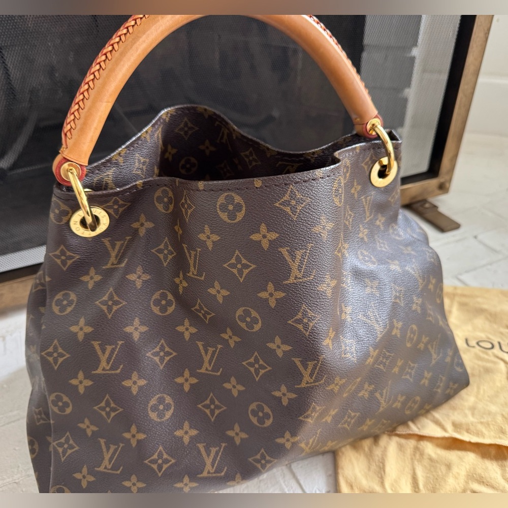 Louis Vuitton Artsy MM Hobo Shoulder Bag